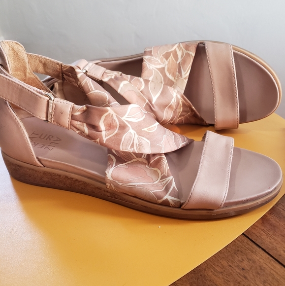 Naturalizer - Picture 2 of 4